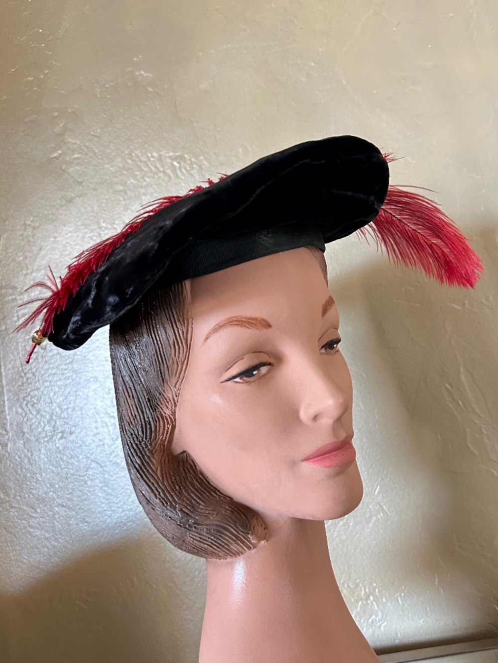 FINE 1950's VELVET TAM + RED FEATHER & GOLD METAL HEART